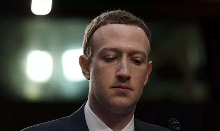 സക്കര്ബര്ഗിന്റെ കസേര തെറിക്കുമോ? സി.ഇ.ഒ സ്ഥാനം രാജി വെക്കണമെന്ന ആവശ്യവുമായി നിക്ഷേപകര് സക്കര്ബര്ഗിന്റെ കസേര തെറിക്കുമോ? സി.ഇ.ഒ സ്ഥാനം രാജി വെക്കണമെന്ന ആവശ്യവുമായി നിക്ഷേപകര്