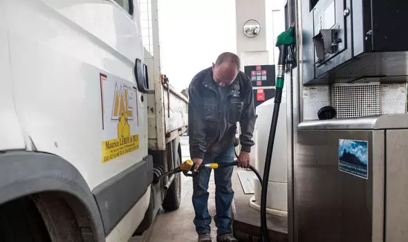 ഇന്ധന നികുതി വര്‍ധന:  ഫ്രഞ്ച് സര്‍ക്കാര്‍ പ്രതിഷേധം തണുപ്പിച്ചതിങ്ങനെ..