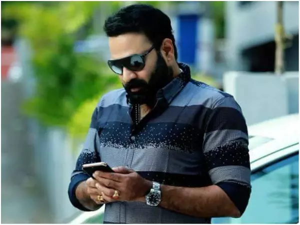 മോഹന്ലാലാണ് പ്രിയപ്പെട്ട നടന്, പക്ഷെ മമ്മൂട്ടിയാണ് തന്റെ പാഠപുസ്തകമെന്ന് ടിനി ടോം മോഹന്ലാലാണ് പ്രിയപ്പെട്ട നടന്, പക്ഷെ മമ്മൂട്ടിയാണ് തന്റെ പാഠപുസ്തകമെന്ന് ടിനി ടോം