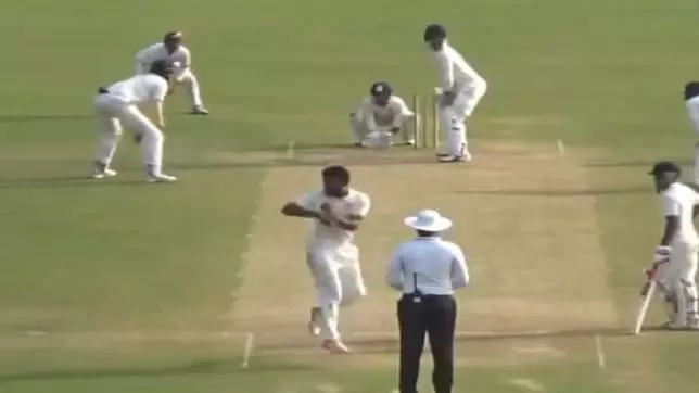 ക്രിക്കറ്റ് ലോകത്തെ അമ്പരിപ്പിച്ച് കറങ്ങി തിരിഞ്ഞുള്ള ആ ‘സ്വിച്ച്’ ബോളിങ് ക്രിക്കറ്റ് ലോകത്തെ അമ്പരിപ്പിച്ച് കറങ്ങി തിരിഞ്ഞുള്ള ആ ‘സ്വിച്ച്’ ബോളിങ്