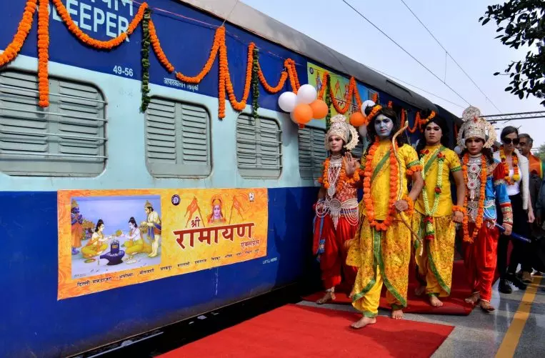 രാമായണ എക്സ്പ്രസ്സിന്റെ ആദ്യയാത്രയില് യാത്രക്കാര്ക്ക് അനുഗ്രഹം ചൊരിയാന് രാമനും സീതയും ഹനുമാനും രാമായണ എക്സ്പ്രസ്സിന്റെ ആദ്യയാത്രയില് യാത്രക്കാര്ക്ക് അനുഗ്രഹം ചൊരിയാന് രാമനും സീതയും ഹനുമാനും