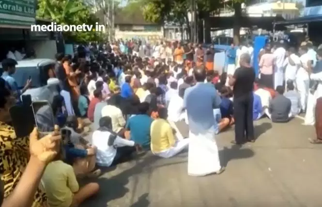 ഹര്ത്താലില് ബസ് തടഞ്ഞതിന് അറസ്റ്റിലായവരെ വിട്ടയക്കണം: ഹിന്ദു ഐക്യവേദി പ്രവര്ത്തകര് പൊലീസ് സ്റ്റേഷന് ഉപരോധിക്കുന്നു ഹര്ത്താലില് ബസ് തടഞ്ഞതിന് അറസ്റ്റിലായവരെ വിട്ടയക്കണം: ഹിന്ദു ഐക്യവേദി പ്രവര്ത്തകര് പൊലീസ് സ്റ്റേഷന് ഉപരോധിക്കുന്നു