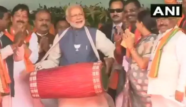 ഛത്തീസ്ഗഡില് ധോലക് ചെണ്ട കൊട്ടി മോദി ഛത്തീസ്ഗഡില് ധോലക് ചെണ്ട കൊട്ടി മോദി