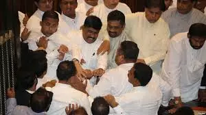 ശ്രീലങ്കയില് പാര്ലമെന്റില് തുടര്ച്ചയായ രണ്ടാംദിവസവും കയ്യാങ്കളി ശ്രീലങ്കയില് പാര്ലമെന്റില് തുടര്ച്ചയായ രണ്ടാംദിവസവും കയ്യാങ്കളി