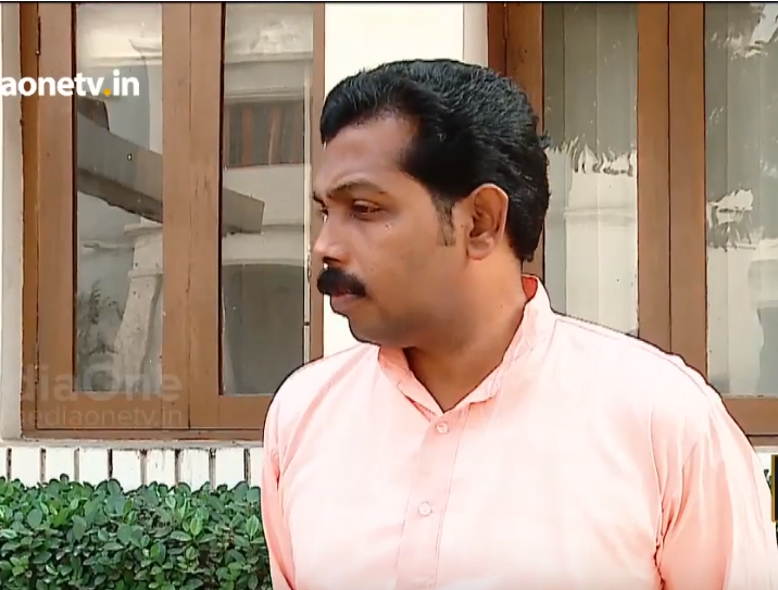 ദൈവദശകം നൂറ് ഭാഷകളിലേക്ക് തര്‍ജമ ചെയ്ത് റെക്കോഡ് സ്വന്തമാക്കാനൊരുങ്ങുകയാണ്  ഗിരീഷ്