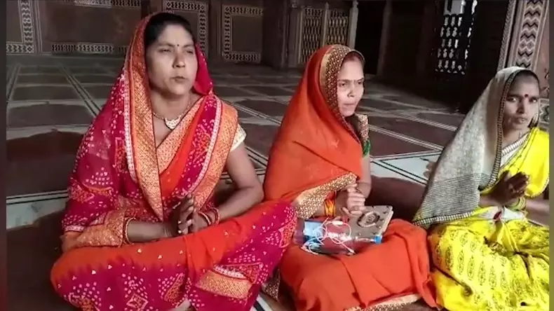 താജ്‍മഹലിലെ പള്ളിയില്‍ പൂജ നടത്തി ഹിന്ദുത്വവാദി സ്ത്രീകള്‍