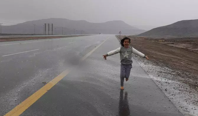 സൗദി അറേബ്യയില് ഇടിയോടുകൂടിയ മഴ തുടരും സൗദി അറേബ്യയില് ഇടിയോടുകൂടിയ മഴ തുടരും