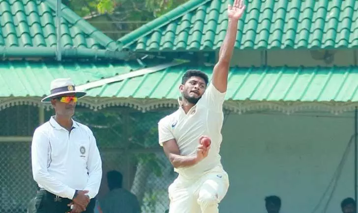 രഞ്ജി ട്രോഫി: ആദ്യ ദിനം തന്നെ ബംഗാളിനെ വെട്ടിലാക്കി കേരളം രഞ്ജി ട്രോഫി: ആദ്യ ദിനം തന്നെ ബംഗാളിനെ വെട്ടിലാക്കി കേരളം