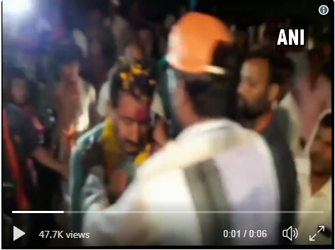 മധ്യപ്രദേശില്‍ ബി.ജെ.പി സ്ഥാനാര്‍ത്ഥിക്ക് ചെരിപ്പുമാല അണിയിച്ച് സ്വീകരണം