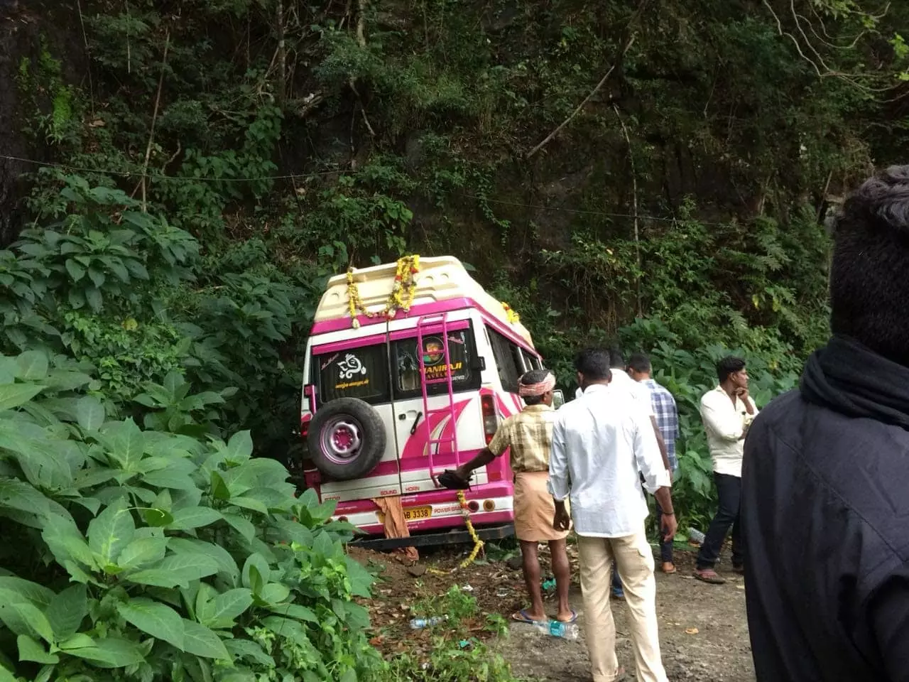 അയ്യപ്പ ഭക്തര് സഞ്ചരിച്ചിരുന്ന വാഹനം അപകടത്തില്പ്പെട്ടു അയ്യപ്പ ഭക്തര് സഞ്ചരിച്ചിരുന്ന വാഹനം അപകടത്തില്പ്പെട്ടു