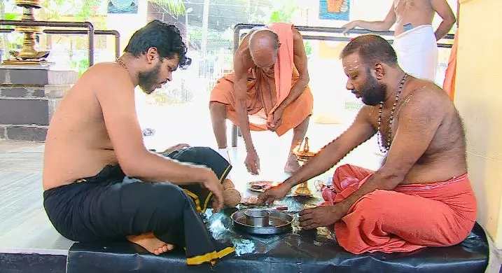 മല കയറാന്‍ മാലയിട്ടെങ്കിലും പിന്നെ ഇവരത് ഊരി