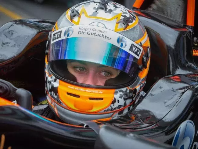 റേസിംങിനിടെ കാര്‍ പറന്നു; പതിനേഴുകാരി ഡ്രൈവര്‍ക്ക് നട്ടെല്ലിന് പരിക്ക്