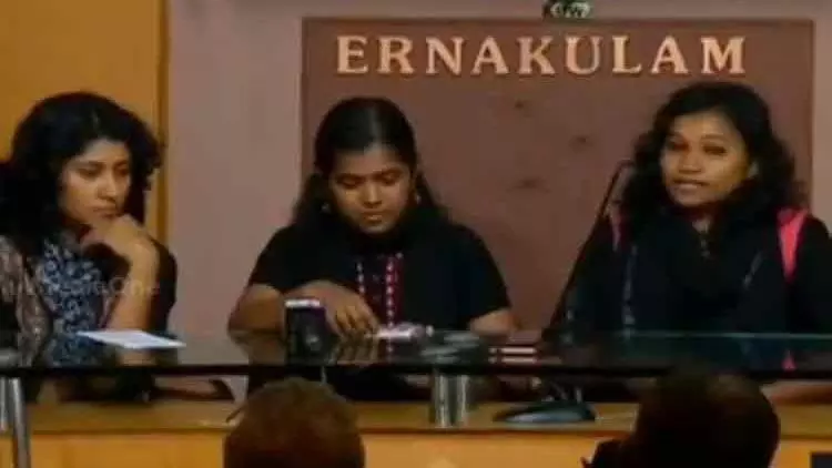 ശബരിമല ദര്‍ശനം കഴിയുന്നതുവരെ വ്രതം തുടരും, ഇപ്പോള്‍ പോയി കലാപത്തിന് അവസരം നല്‍കില്ലെന്ന് യുവതികള്‍