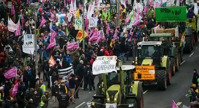 ജര്മന് ഗവണ്മെന്റിന്റെ കാര്ഷിക നയങ്ങള്ക്കെതിരെ പ്രതിഷേധവുമായി ജനങ്ങള് ജര്മന് ഗവണ്മെന്റിന്റെ കാര്ഷിക നയങ്ങള്ക്കെതിരെ പ്രതിഷേധവുമായി ജനങ്ങള്
