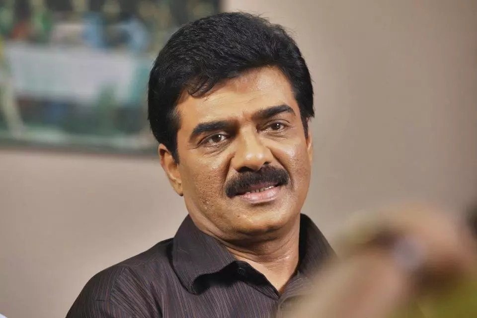‘സിനിമയിലെ എല്ലാ സൗഭാഗ്യങ്ങളും അനുഭവിച്ചിട്ട് വിവാഹത്തോടെ എന്തോ മോശം പണി പോലെ അഭിനയം നിര്‍ത്തുന്നു’:വിജയരാഘവന്‍