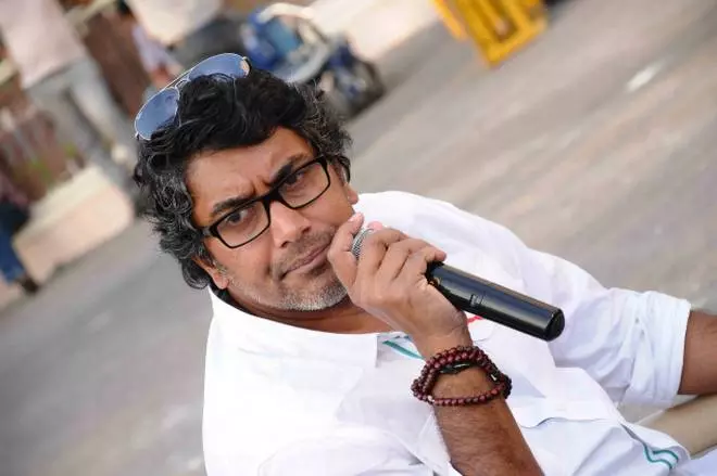 സംവിധായകന് ശ്രീകുമാര് മേനോന് എസ്കലേറ്ററില് നിന്നും വീണു പരിക്ക് സംവിധായകന് ശ്രീകുമാര് മേനോന് എസ്കലേറ്ററില് നിന്നും വീണു പരിക്ക്