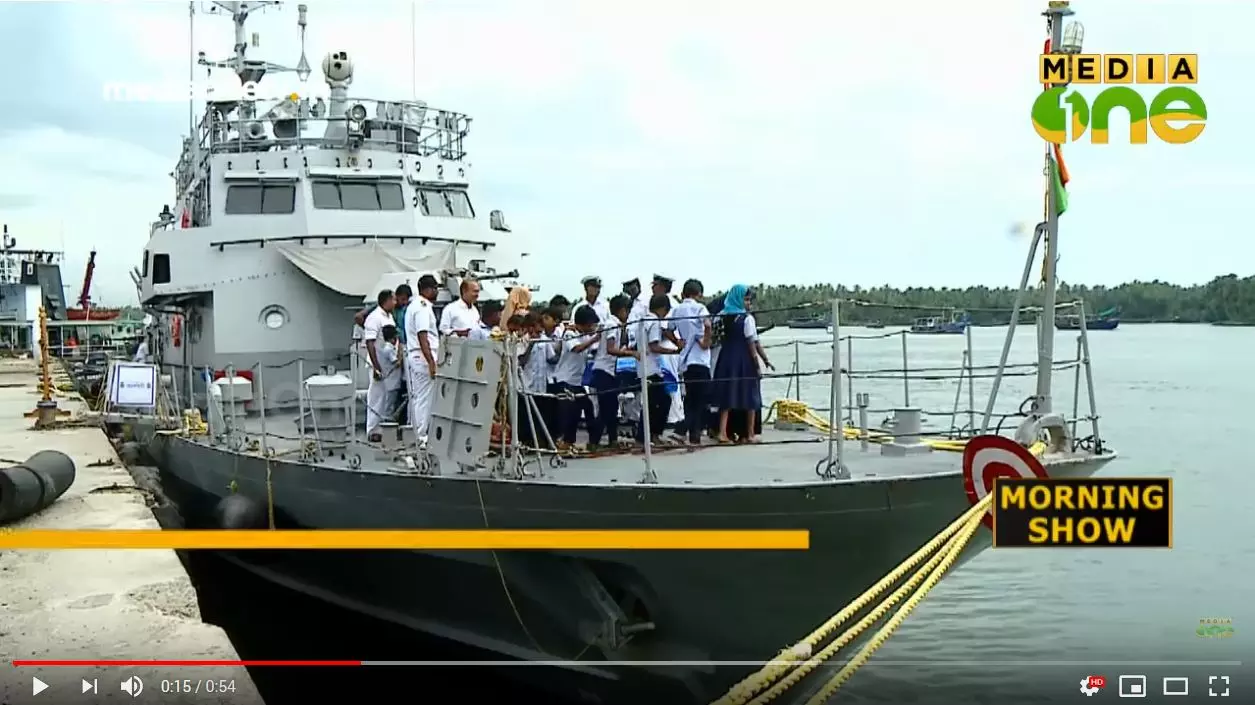 കാഴ്ചക്കാര്‍ക്ക് കൌതുകമായി ബേപ്പൂര്‍ തുറമുഖത്ത് നാവിക സേനയുടെ യുദ്ധക്കപ്പല്‍