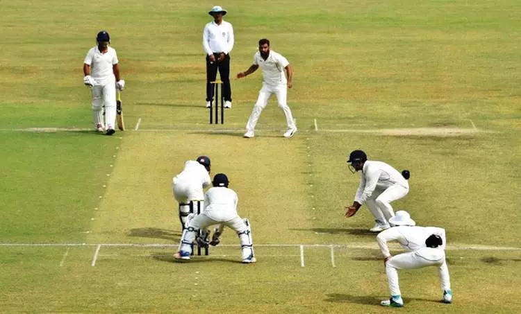 കേരളം 63ന് പുറത്ത്; ലീഡ് സ്വന്തമാക്കി മധ്യപ്രദേശ് കേരളം 63ന് പുറത്ത്; ലീഡ് സ്വന്തമാക്കി മധ്യപ്രദേശ്