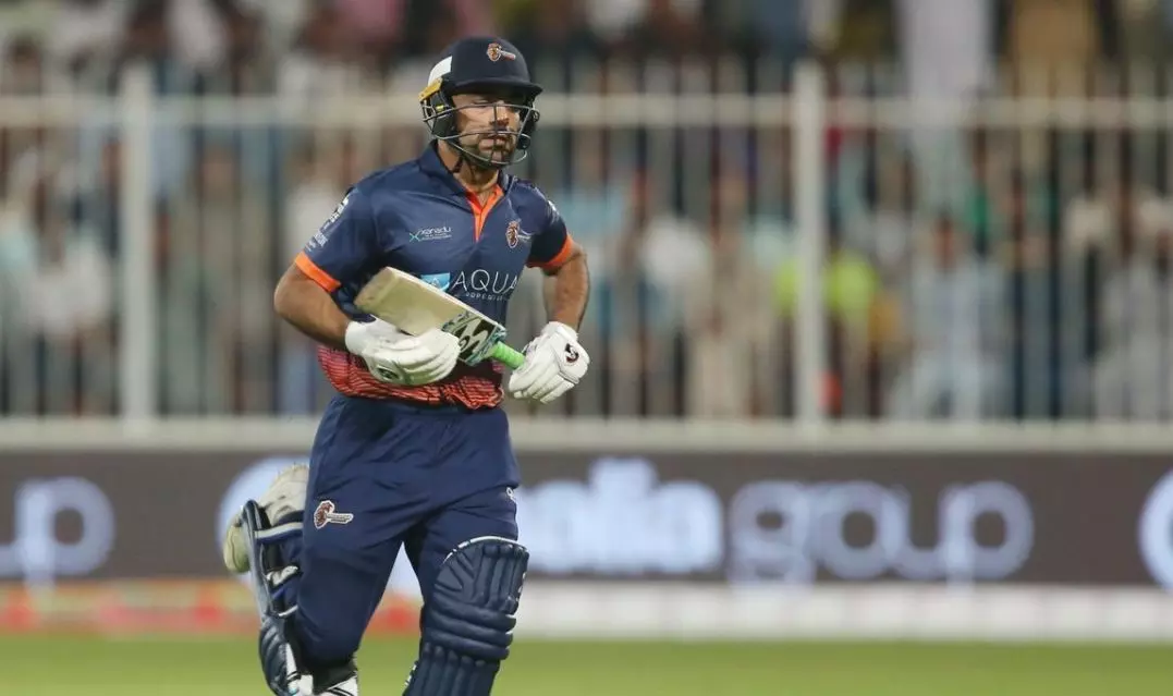 ധോണിയുടെ ഹെലികോപ്ടര്‍ ഷോട്ട് അനുകരിച്ച് റാഷിദ് ഖാന്‍; എഴുന്നേറ്റ് നിന്ന് കയ്യടിച്ച് സെവാഗ് 