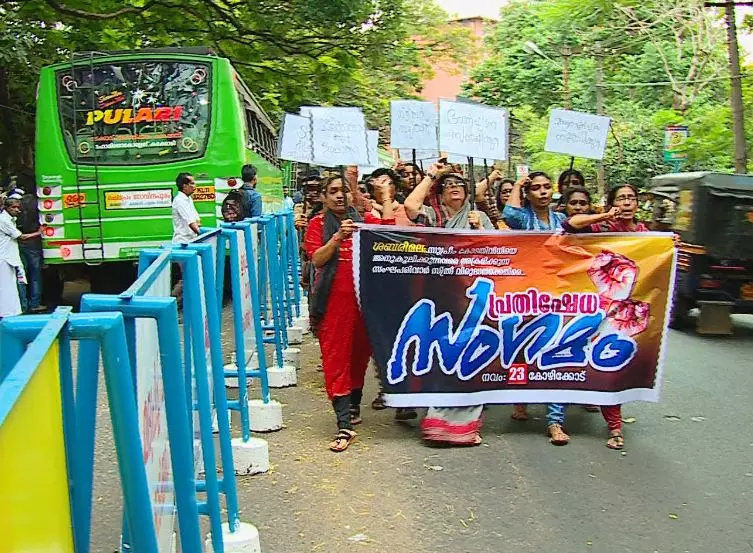 അപര്‍ണ ശിവകാമിക്ക് പിന്തുണയുമായി സ്ത്രീ കൂട്ടായ്മ