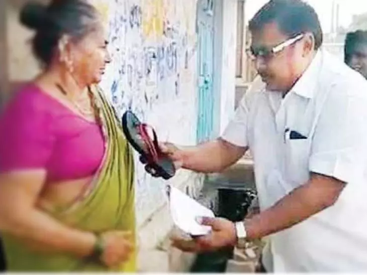 വാക്കുമാറിയാല് അടിക്കാനുള്ള ചെരിപ്പ് ഇപ്പോഴെ കൈമാറി വോട്ടുതേടുന്ന സ്ഥാനാര്ത്ഥി: വൈറലായി വീഡിയോ വാക്കുമാറിയാല് അടിക്കാനുള്ള ചെരിപ്പ് ഇപ്പോഴെ കൈമാറി വോട്ടുതേടുന്ന സ്ഥാനാര്ത്ഥി: വൈറലായി വീഡിയോ