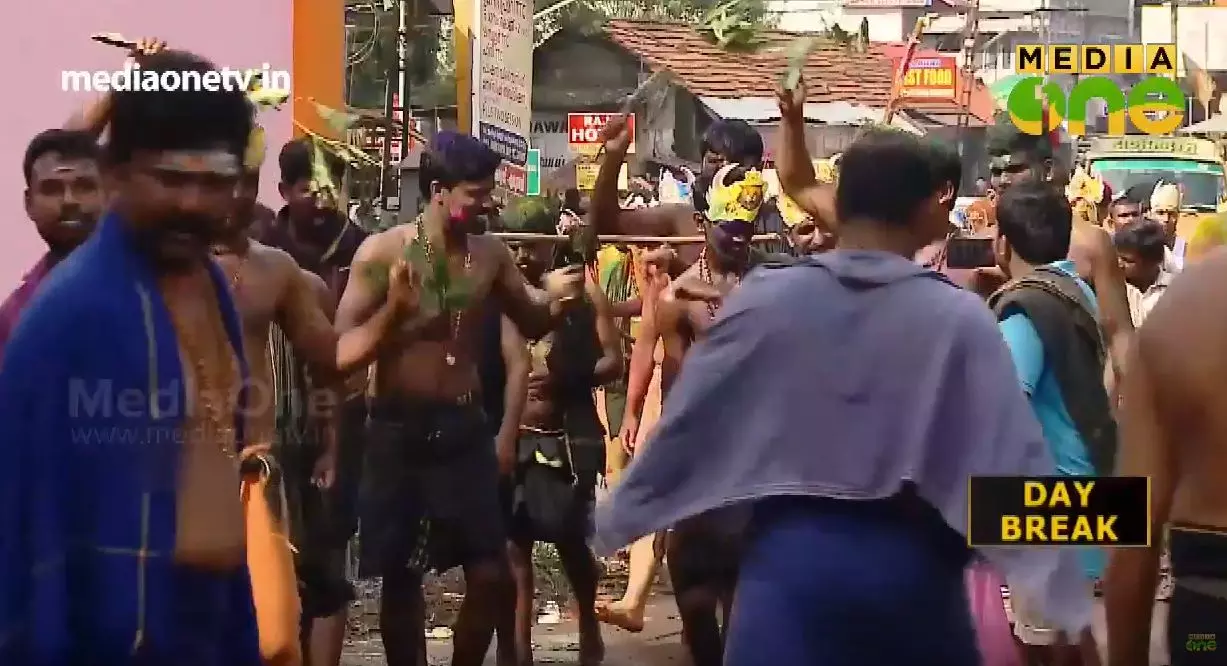 പേട്ടതുള്ളി ശബരിമലയ്ക്ക് പോകുന്നവര്‍ കുറഞ്ഞു; കച്ചവടക്കാര്‍ പ്രതിസന്ധിയില്‍