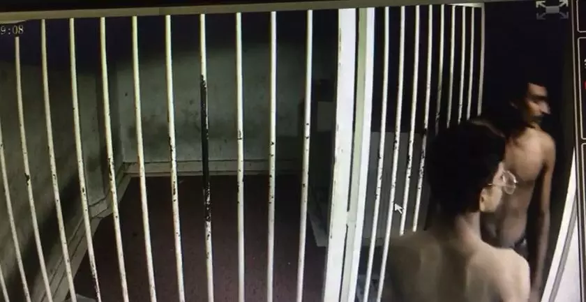 പൊലീസുകാരുടെ കണ്ണില്‍ കറിയൊഴിച്ച് മോഷണക്കേസ് പ്രതി സ്റ്റേഷനില്‍ നിന്ന് രക്ഷപെട്ടു