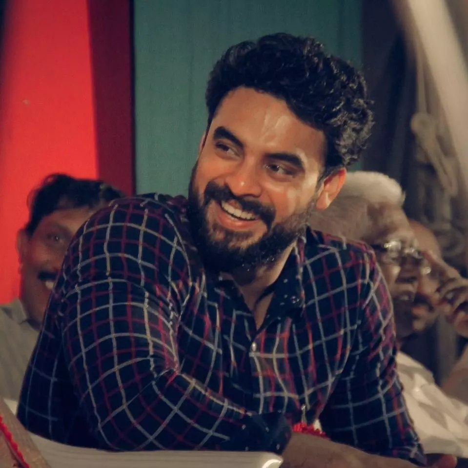 കാലിലെ മസില് കണ്ട് നീരു വന്നതാണോ എന്ന് ആരാധകന്; കമന്റിട്ടയാള്ക്ക് കലക്കന് മറുപടിയുമായി ടൊവിനോ കാലിലെ മസില് കണ്ട് നീരു വന്നതാണോ എന്ന് ആരാധകന്; കമന്റിട്ടയാള്ക്ക് കലക്കന് മറുപടിയുമായി ടൊവിനോ