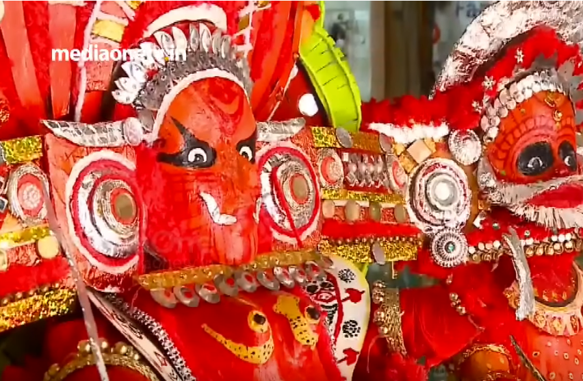 തെയ്യങ്ങളുടെ ചെറുരൂപങ്ങളൊരുക്കി രതീഷ് കുമാര്‍