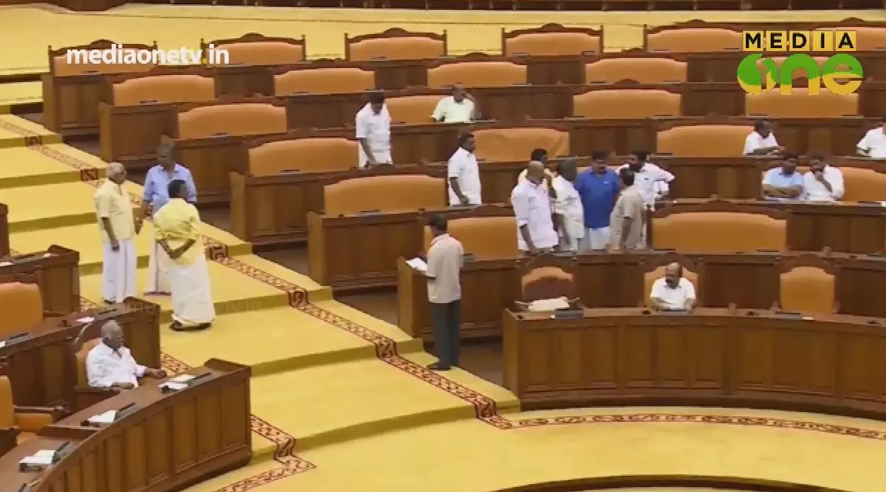 ആഹ്ലാദത്തോടെ നിയമസഭയിൽ എത്തിയവർ