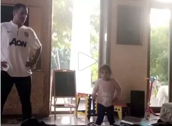 ധോണിയെ ഡാന്സ് പഠിപ്പിച്ച് സൈവ ധോണിയെ ഡാന്സ് പഠിപ്പിച്ച് സൈവ