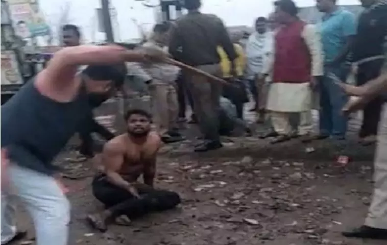 പൊതുസ്ഥലത്ത് പൊലീസ് നോക്കിനില്ക്കെ യുവാവിന് എ.എ.പി എം.എല്.എയുടെ മര്ദ്ദനം: വീഡിയോ വൈറല് പൊതുസ്ഥലത്ത് പൊലീസ് നോക്കിനില്ക്കെ യുവാവിന് എ.എ.പി എം.എല്.എയുടെ മര്ദ്ദനം: വീഡിയോ വൈറല്