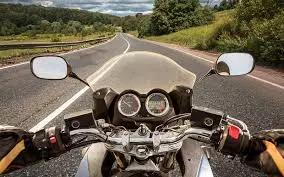 ഹെല്മെറ്റില്ലാതെ ബൈക്ക് ഓടിച്ച മന്ത്രിക്ക് കോടതിയുടെ നോട്ടീസ് ഹെല്മെറ്റില്ലാതെ ബൈക്ക് ഓടിച്ച മന്ത്രിക്ക് കോടതിയുടെ നോട്ടീസ്