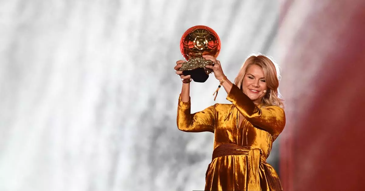 വനിതാ താരത്തിനുള്ള ബാലൻ ഡി ഓർ; വിവാദമായി അവതാരകന്റെ മോശം ‘അഭ്യർത്ഥന’