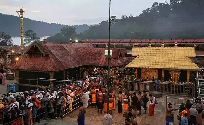 വഴിപാട് നാളികേരത്തിൽ വൻ കുറവ്; കരാറുകാർ ആശങ്കയിൽ വഴിപാട് നാളികേരത്തിൽ വൻ കുറവ്; കരാറുകാർ ആശങ്കയിൽ
