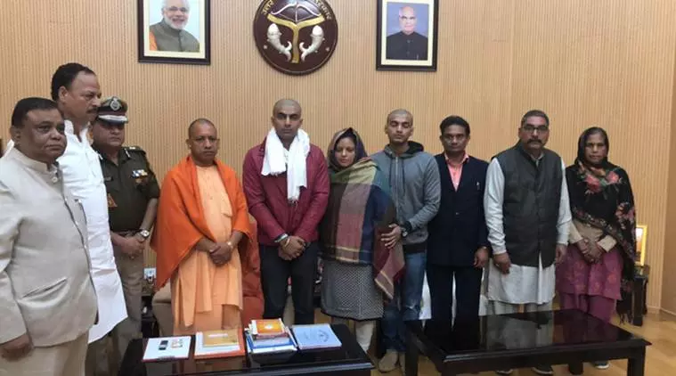 ബുലന്ദ്ശഹര്‍ ആക്രമണത്തില്‍ കൊല്ലപ്പെട്ട പൊലീസ്  ഉദ്യോഗസ്ഥന്‍റെ കുടുംബം യോഗി ആദിത്യനാഥുമായി കൂടിക്കാഴ്ച നടത്തി