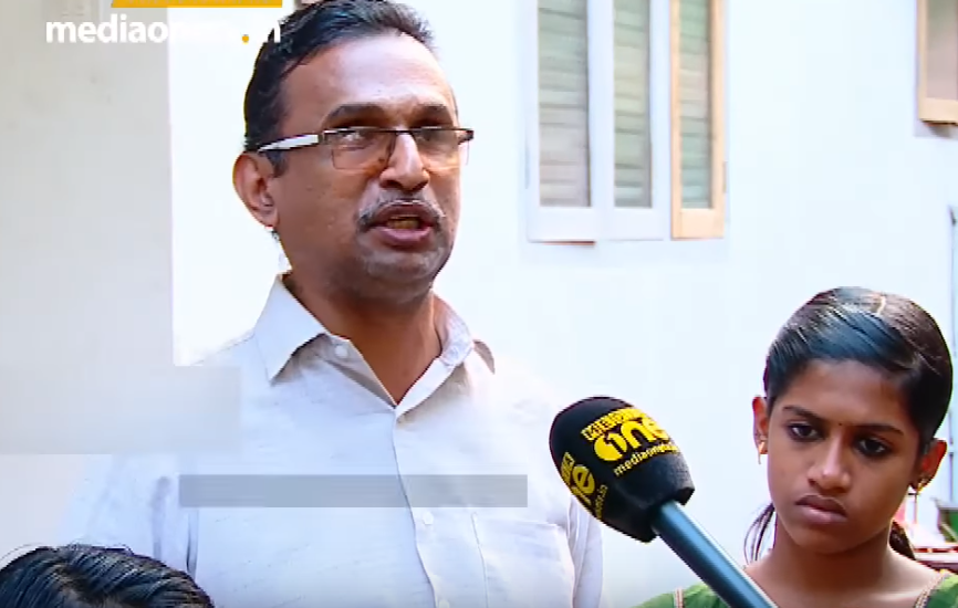 ഗുരു-ശിഷ്യബന്ധത്തിന്റെ അപൂര്‍വ മാതൃക; കാഴ്ച പരിമിതി അനുഭവിക്കുമ്പോഴും വീടില്ലാത്ത വിദ്യാര്‍ഥിനിക്കായി മുന്നിട്ടിറങ്ങി ഒരു  അധ്യാപകന്‍