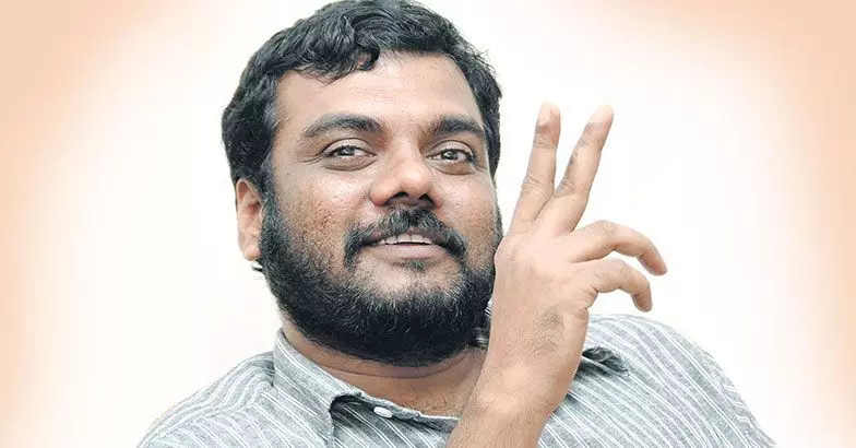 അറസ്റ്റിലായ എഴുത്തുകാരന് സന്തോഷ് ഏച്ചിക്കാനത്തിന് ജാമ്യം അറസ്റ്റിലായ എഴുത്തുകാരന് സന്തോഷ് ഏച്ചിക്കാനത്തിന് ജാമ്യം