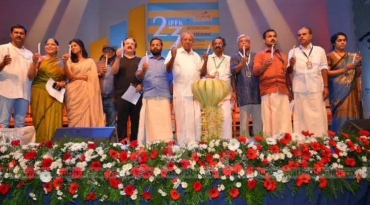 പ്രളയത്തെ അതിജീവിച്ച കേരളത്തിന്റെ കരുത്ത് ഓര്മിപ്പിച്ച് ചലച്ചിത്രമേളക്ക് തിരിതെളിഞ്ഞു പ്രളയത്തെ അതിജീവിച്ച കേരളത്തിന്റെ കരുത്ത് ഓര്മിപ്പിച്ച് ചലച്ചിത്രമേളക്ക് തിരിതെളിഞ്ഞു