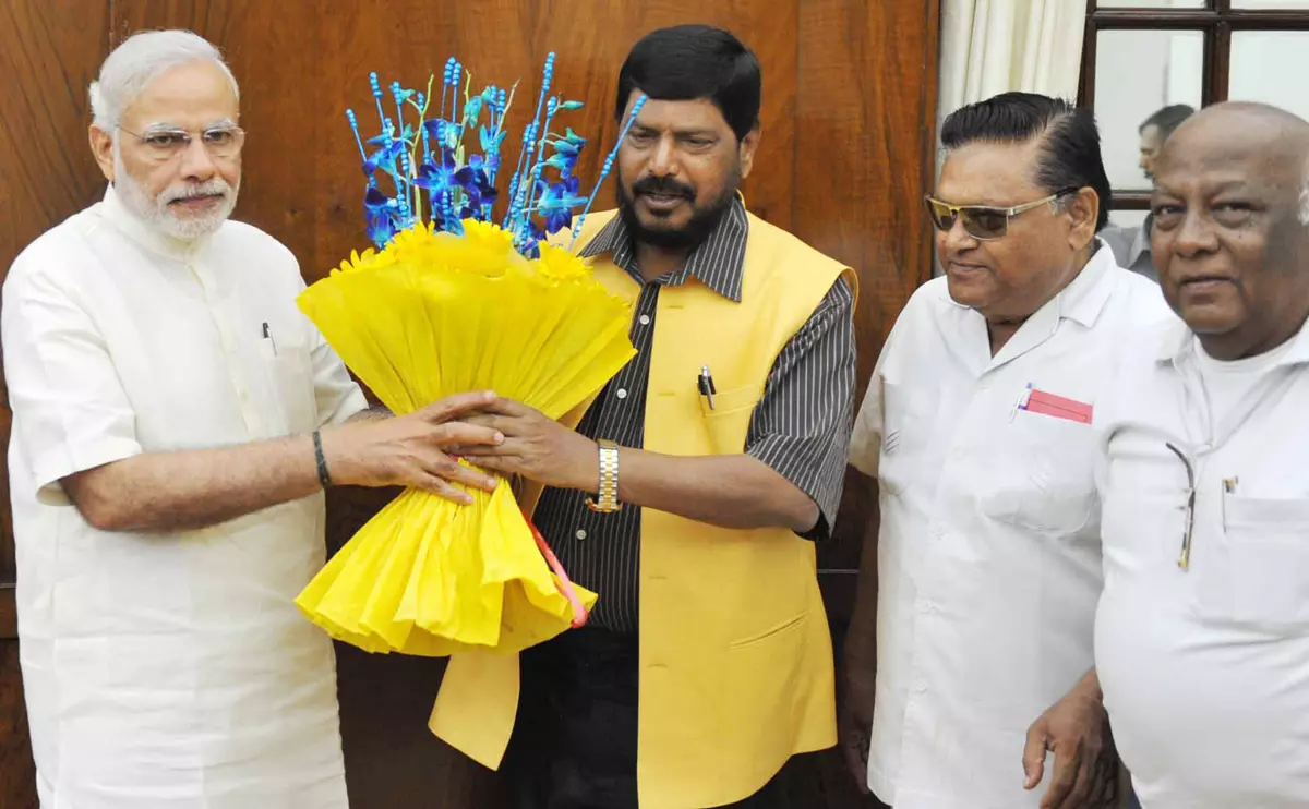 ‘മോഡി തരാമെന്നേറ്റ 15 ലക്ഷം എല്ലാവര്ക്കും കിട്ടും, റിസര്വ് ബാങ്ക് പണം തരുന്നില്ല’; കേന്ദ്രമന്ത്രി രാം ദാസ് അതാവ്ലെ ‘മോഡി തരാമെന്നേറ്റ 15 ലക്ഷം എല്ലാവര്ക്കും കിട്ടും, റിസര്വ് ബാങ്ക് പണം തരുന്നില്ല’; കേന്ദ്രമന്ത്രി രാം ദാസ് അതാവ്ലെ