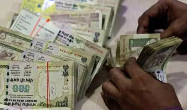 ഗുജറാത്തില് 3.80 കോടിയുടെ നിരോധിച്ച നോട്ടുകളുമായി ഒരാള് അറസ്റ്റില് ഗുജറാത്തില് 3.80 കോടിയുടെ നിരോധിച്ച നോട്ടുകളുമായി ഒരാള് അറസ്റ്റില്