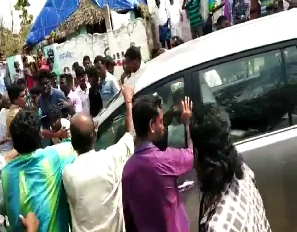 ദുരന്ത സമയത്ത് തിരിഞ്ഞു നോക്കിയില്ല; പ്രദേശം സന്ദര്ശിക്കാനെത്തിയ മന്ത്രിക്ക് നേരെ അരിവാള് വീശി ഗജ ദുരിതബാധിതര് ദുരന്ത സമയത്ത് തിരിഞ്ഞു നോക്കിയില്ല; പ്രദേശം സന്ദര്ശിക്കാനെത്തിയ മന്ത്രിക്ക് നേരെ അരിവാള് വീശി ഗജ ദുരിതബാധിതര്