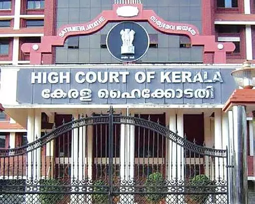 തട്ടമിട്ട വിദ്യാര്ത്ഥിനികളെ ക്ലാസില് കയറ്റണമെന്ന് നിര്ദേശം നല്കാനാവില്ലെന്ന് ഹൈക്കോടതി തട്ടമിട്ട വിദ്യാര്ത്ഥിനികളെ ക്ലാസില് കയറ്റണമെന്ന് നിര്ദേശം നല്കാനാവില്ലെന്ന് ഹൈക്കോടതി