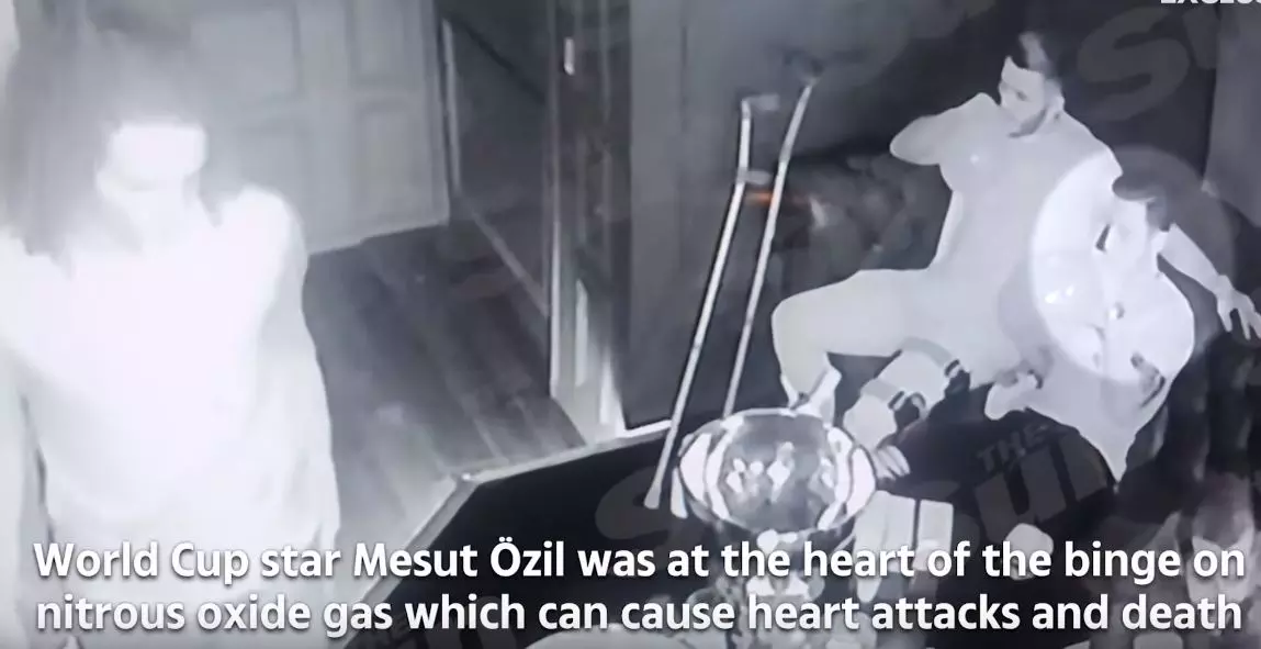 ചിരിവാതകം ശ്വസിക്കുന്ന ആഴ്സണല് താരങ്ങളുടെ വീഡിയോ പുറത്ത് ചിരിവാതകം ശ്വസിക്കുന്ന ആഴ്സണല് താരങ്ങളുടെ വീഡിയോ പുറത്ത്