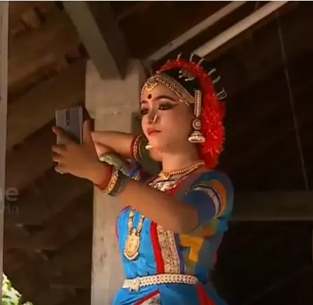 മൊബൈലില്‍ നോക്കി ഒരുങ്ങുന്ന കലോത്സവകാലം