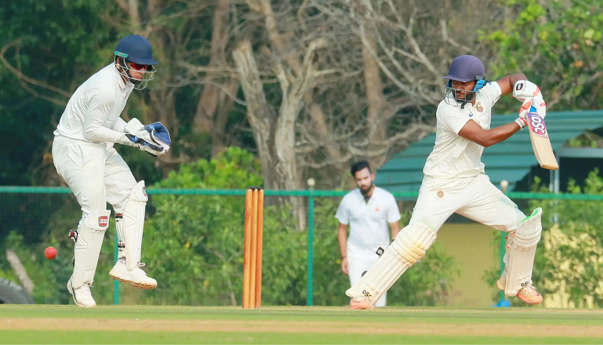 വീണ്ടും സക്സേന; ഡല്ഹിയെ ഒതുക്കി കേരളം, ജയത്തിലേക്ക് വീണ്ടും സക്സേന; ഡല്ഹിയെ ഒതുക്കി കേരളം, ജയത്തിലേക്ക്