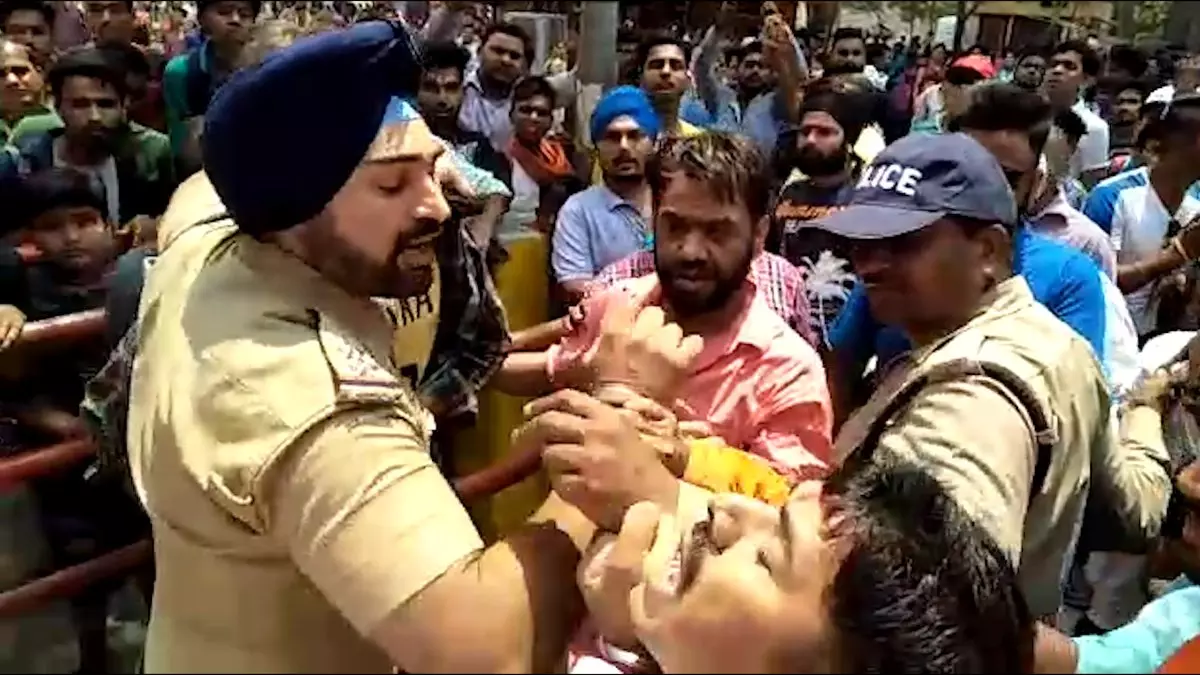 ആള്ക്കൂട്ട അക്രമത്തില് നിന്ന് യുവാവിനെ രക്ഷിച്ച് പൊലീസ്; വീഡിയോ കാണാം.. ആള്ക്കൂട്ട അക്രമത്തില് നിന്ന് യുവാവിനെ രക്ഷിച്ച് പൊലീസ്; വീഡിയോ കാണാം..