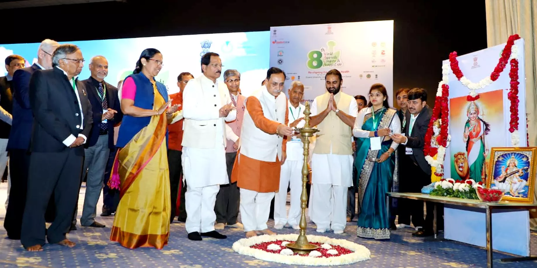 ആര്.എസ്.എസ് വേദിയില് മന്ത്രി കെ.കെ. ശൈലജ; വിവാദമായി മന്ത്രിയുടെ ഗുജറാത്ത് സന്ദര്ശനം ആര്.എസ്.എസ് വേദിയില് മന്ത്രി കെ.കെ. ശൈലജ; വിവാദമായി മന്ത്രിയുടെ ഗുജറാത്ത് സന്ദര്ശനം