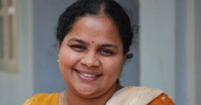 ‘ആദ്യം വാരിപ്പുണരുക, പിന്നെ തള്ളിപ്പറയുക’, അതാണ് മഞ്ജുവിന്റെ സ്വഭാവം, പാര്‍വതിയെ ബലിയാടാക്കി; രൂക്ഷവിമര്‍ശവുമായി സിന്ധു ജോയി