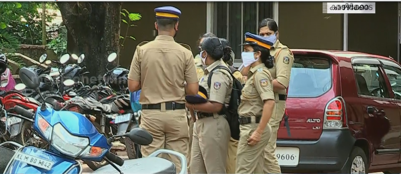 കോഴിക്കോട് ചട്ടം ലംഘിച്ച് പോലീസുകാരുടെ യോഗം